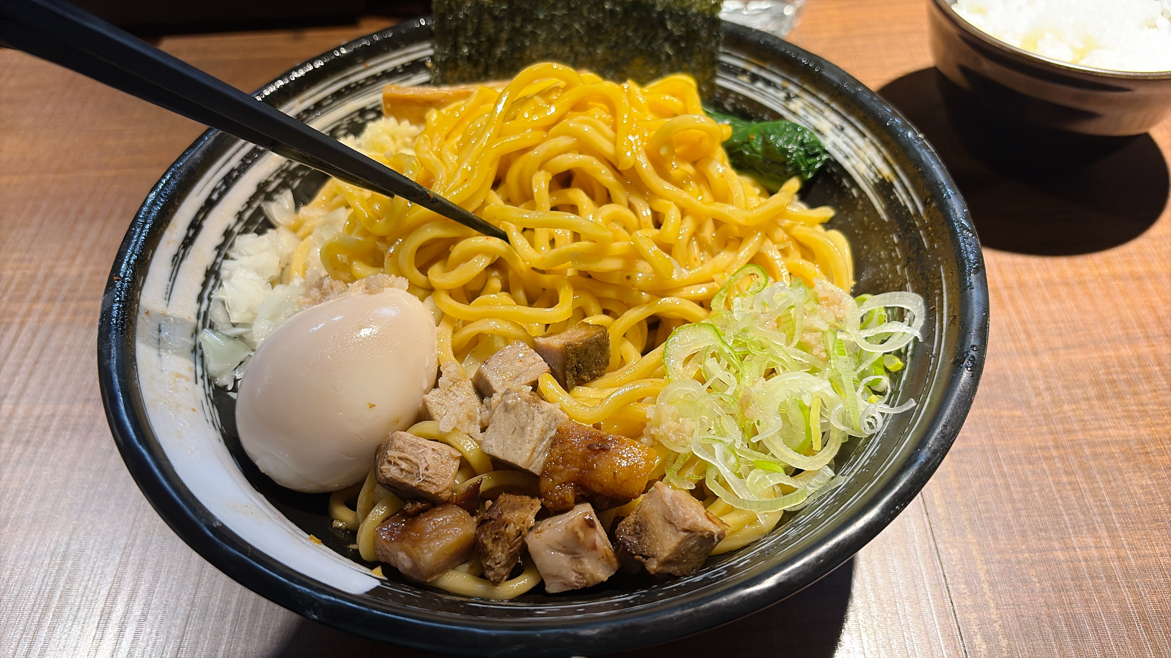 あぶらめんを丼の中で混ぜている様子