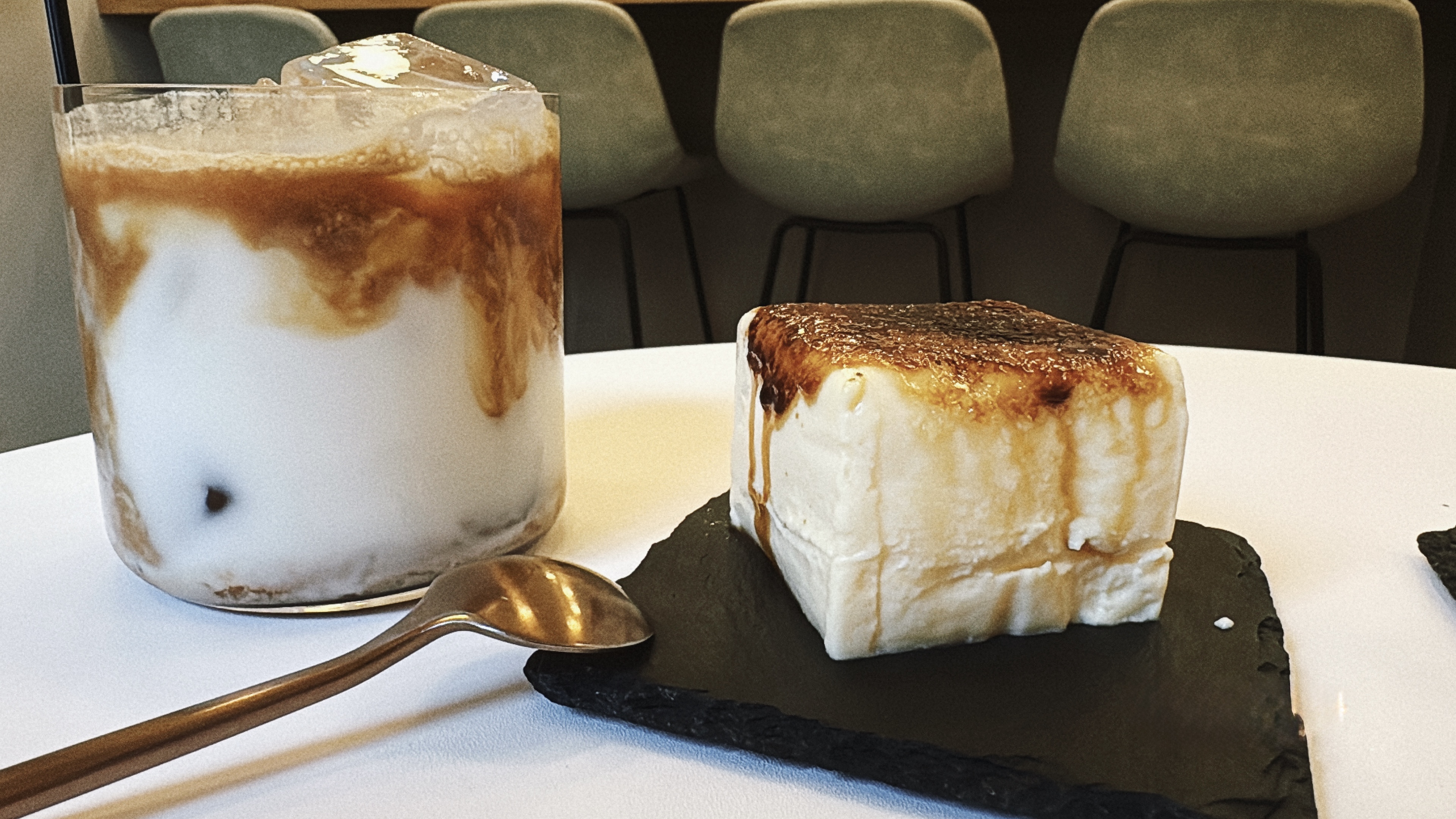 アーモンドミルクとプリンを横から撮影