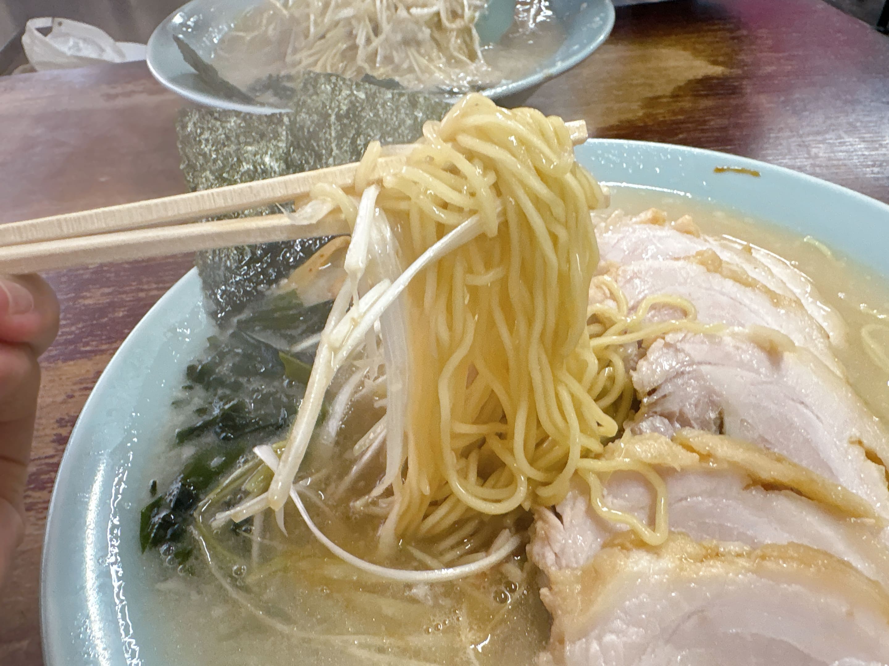 箸で麺を持ち上げた瞬間