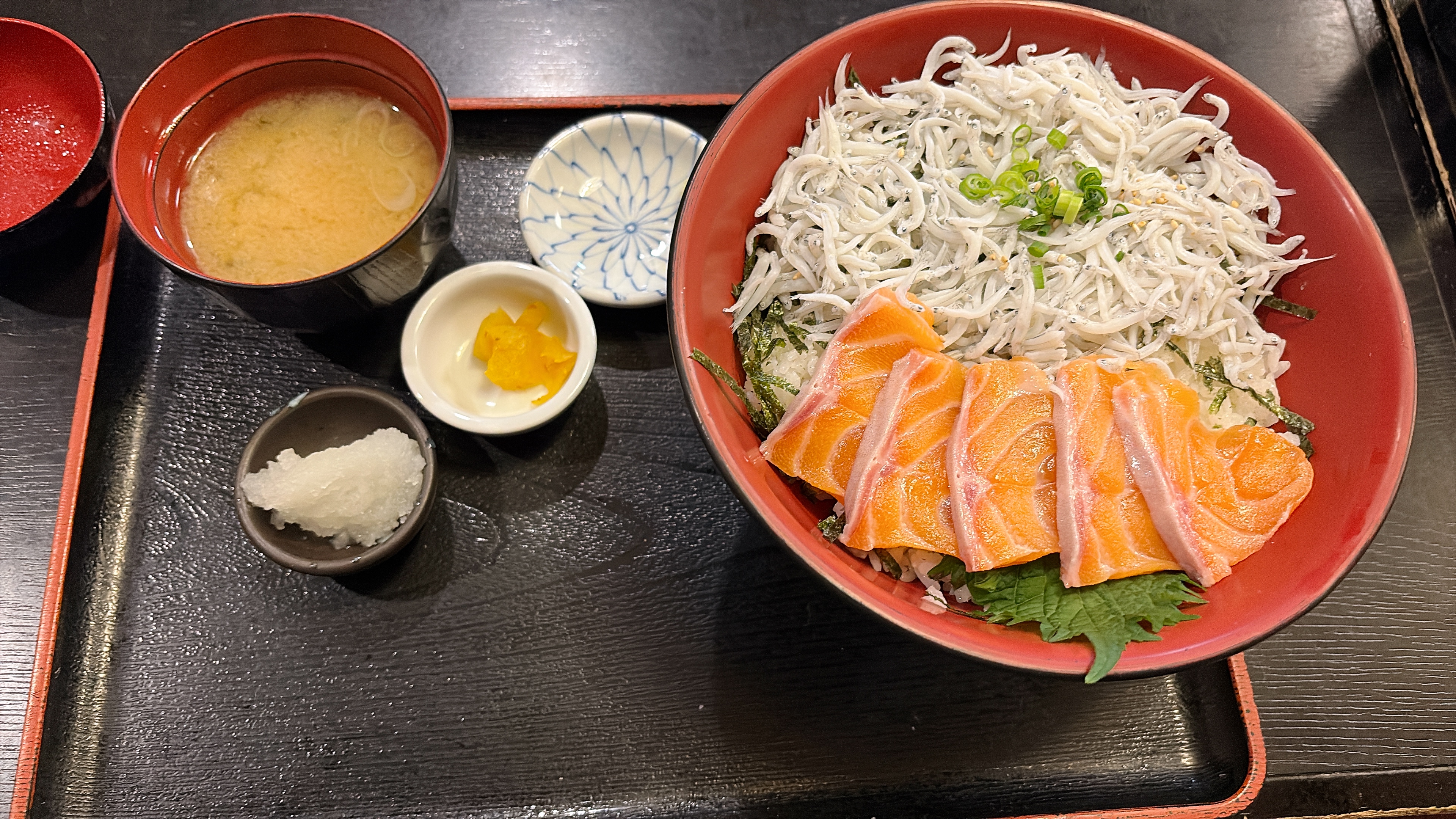 釜揚げしらすとサーモンを選んだ二品丼の全体セット