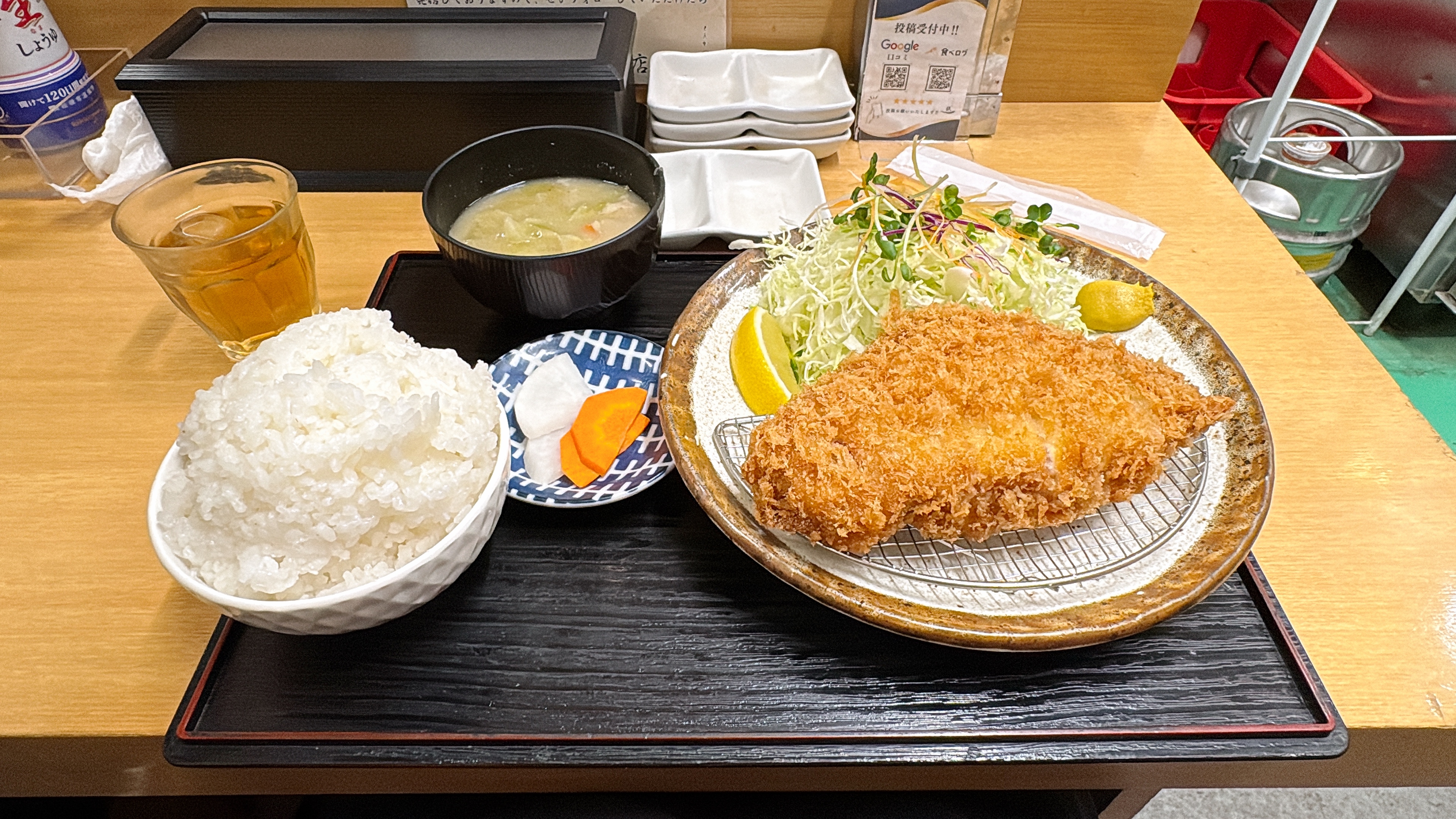 とんかつ定食の別角度の写真。皿全体と付け合わせのバランスが分かる