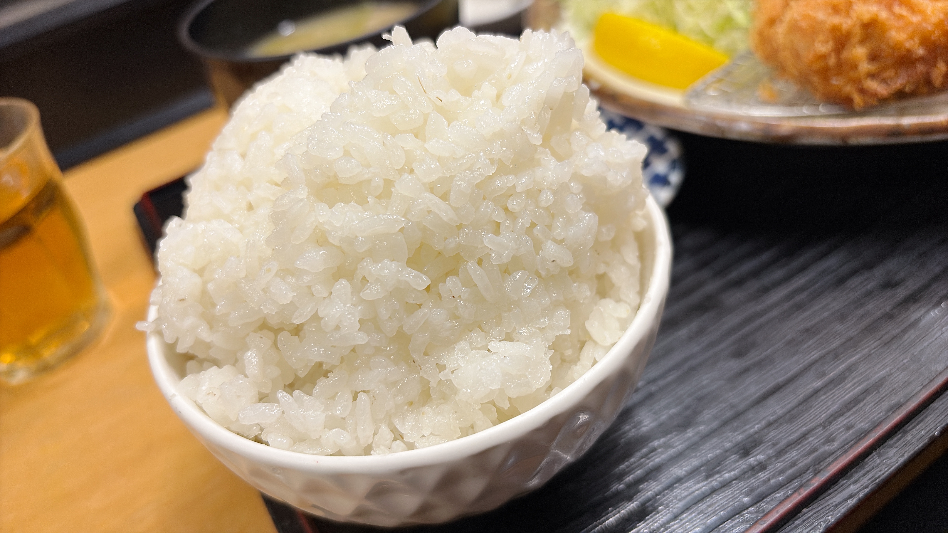 ごはん大盛りの写真。茶碗にしっかり盛られた白米が写っている