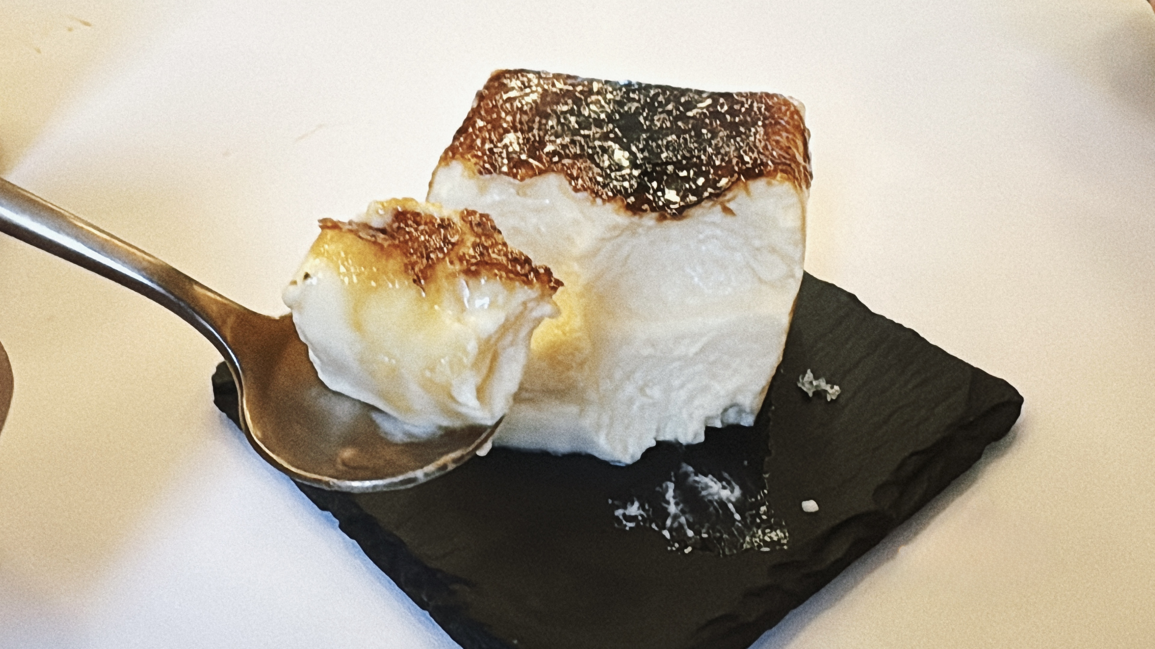 スプーンですくったブリュレプリン