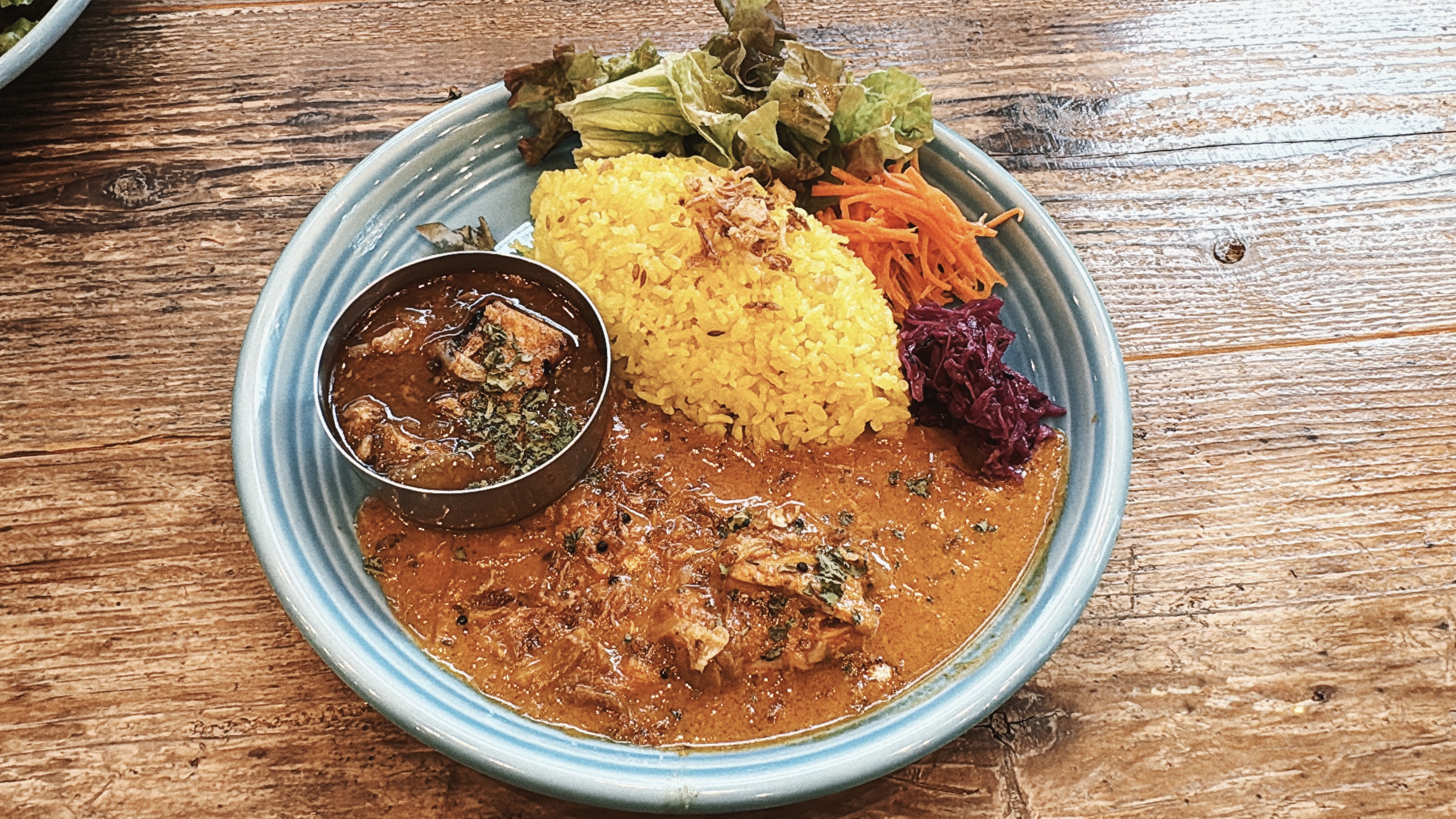 真上から見たバターチキンカレーとスペアリブカレー