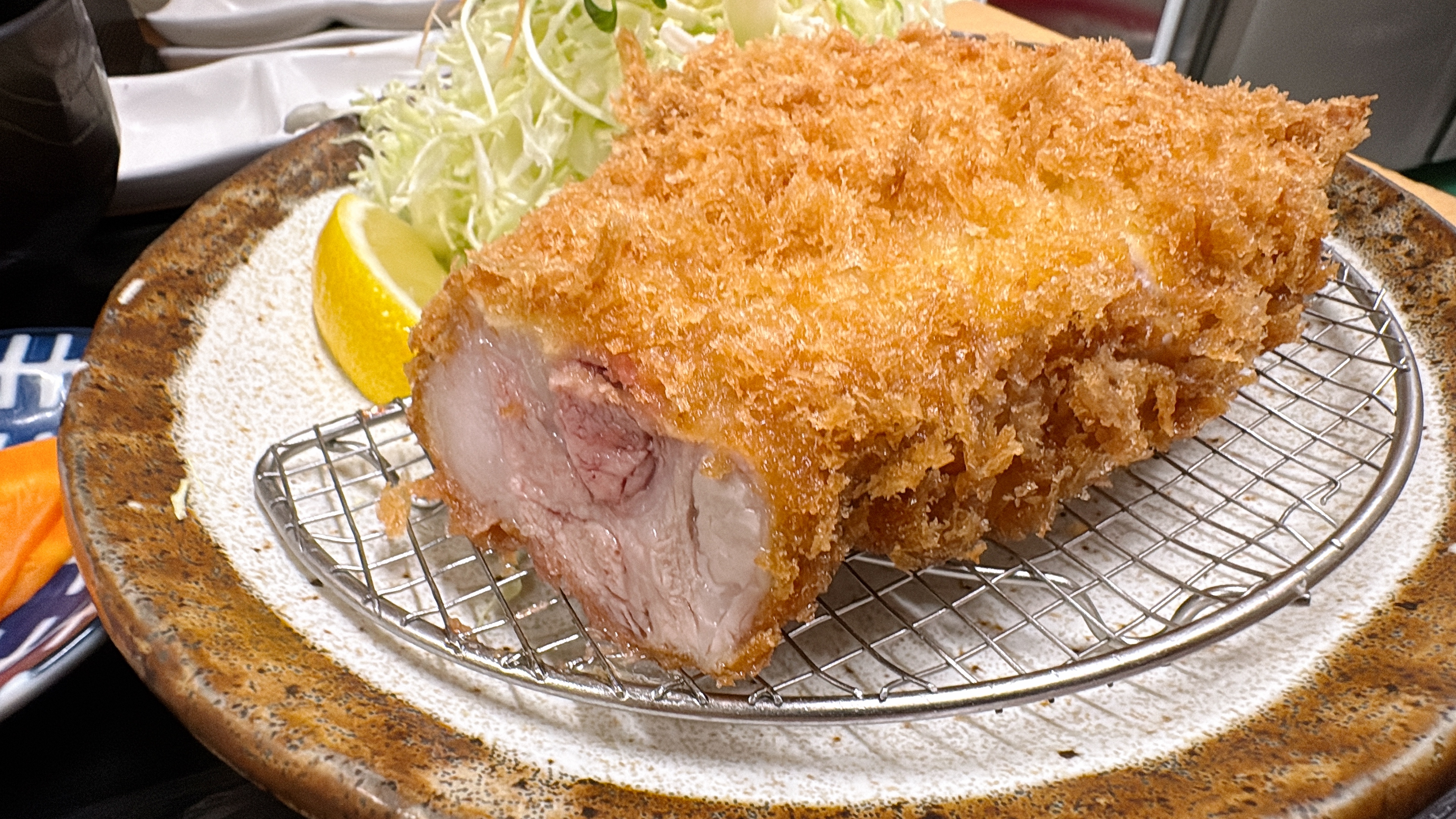 とんかつの断面が分かる写真。ロースの層と肉の厚みが見える