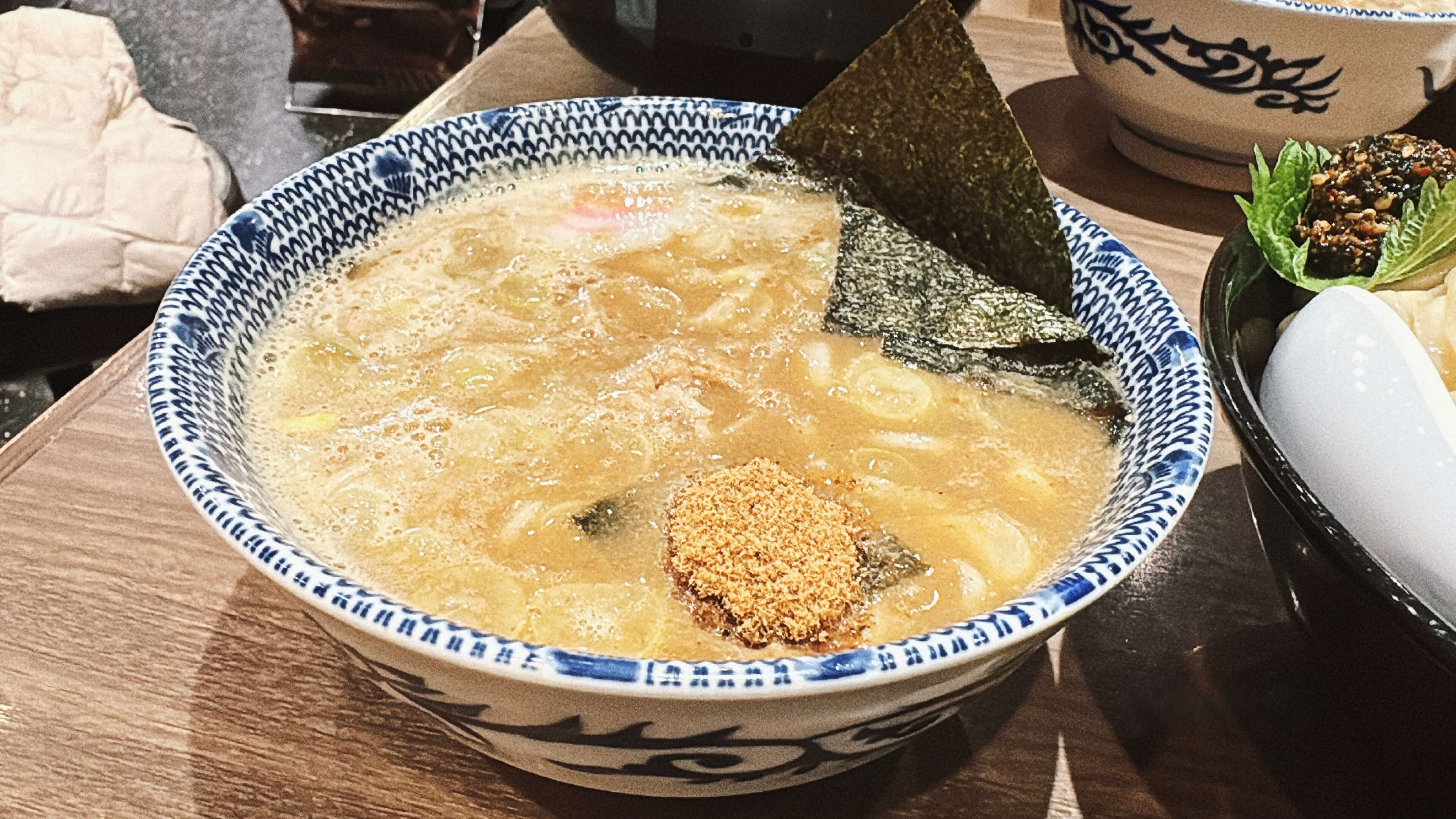 麺とスープの全体写真