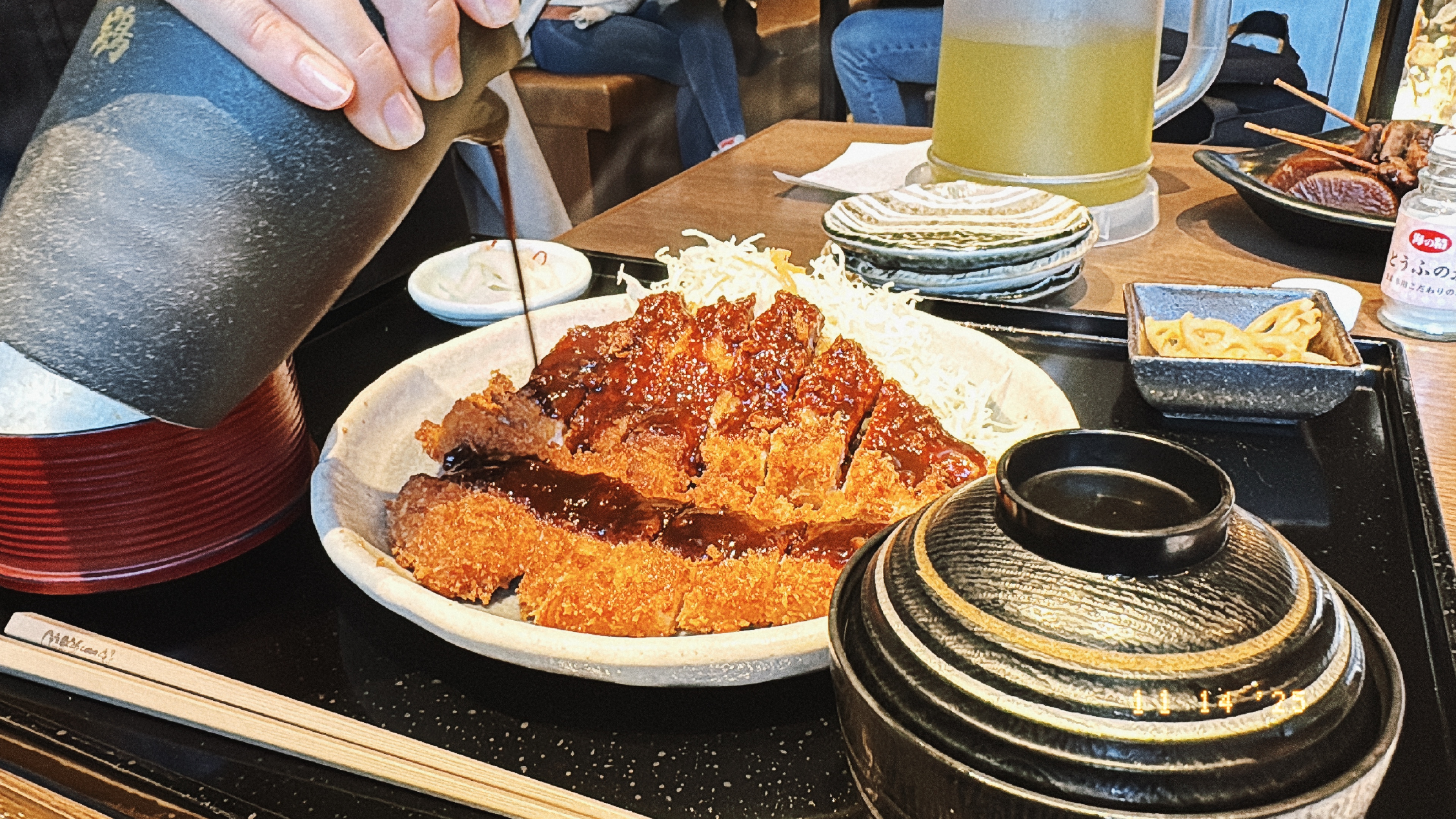 味噌をかけてくれているシーン