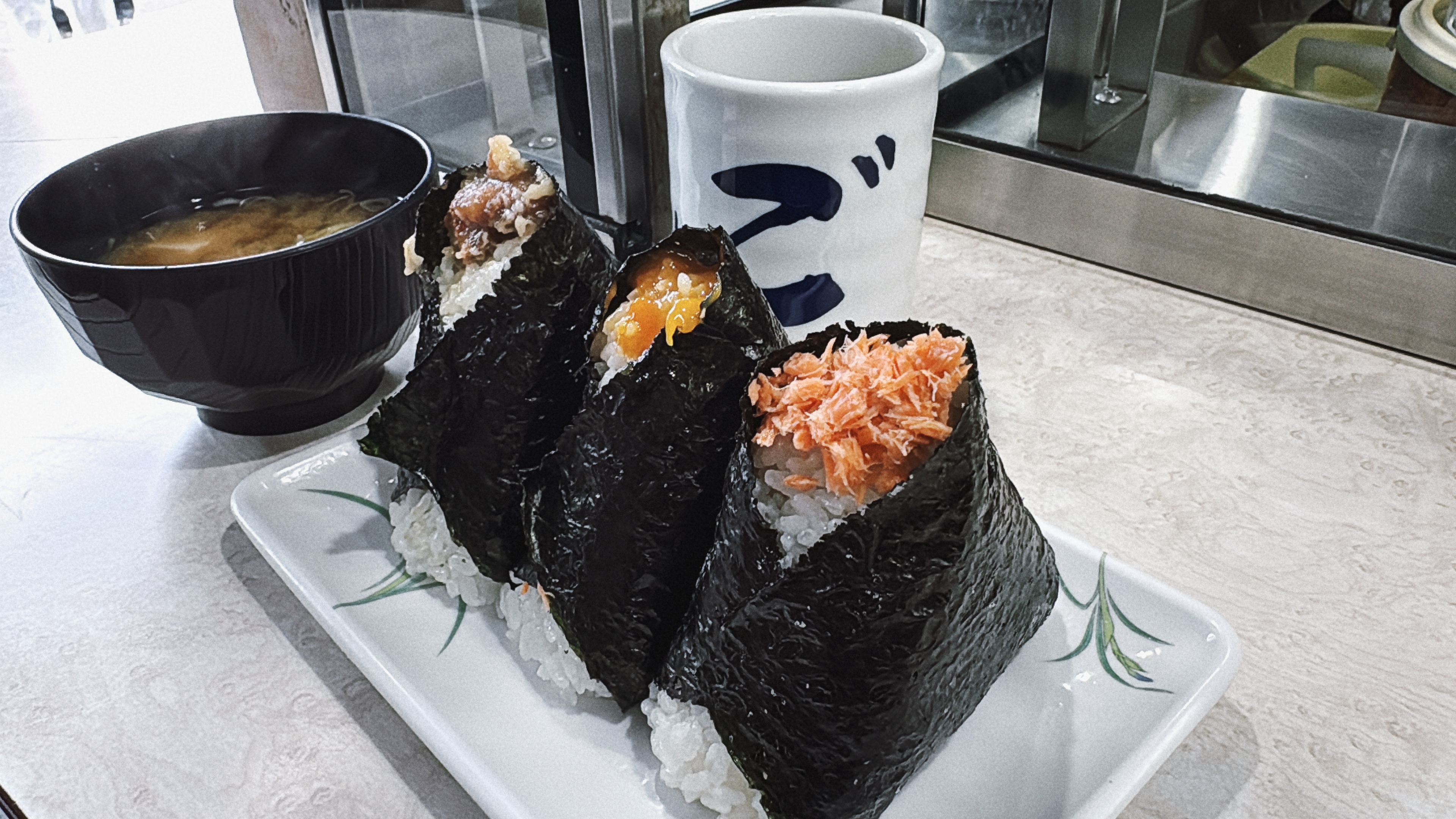 おにぎり三個を別角度から撮影