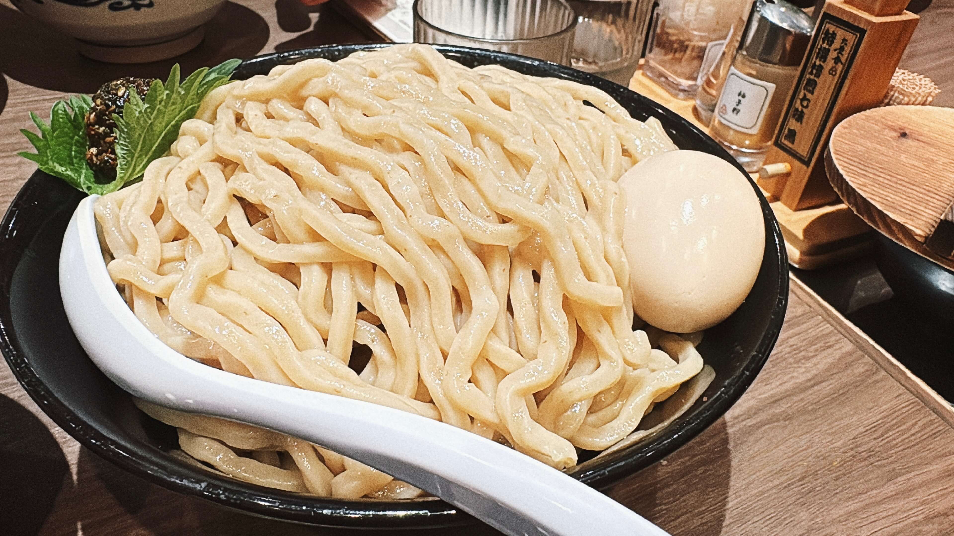 特盛の極太麺と煮卵