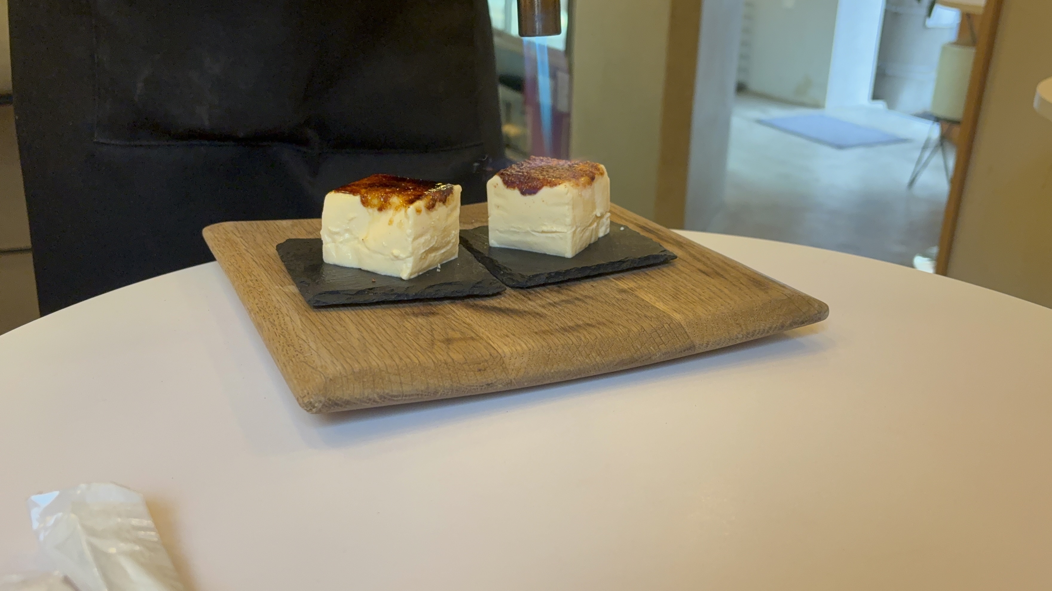 ブリュレプリンをバーナーで炙る様子