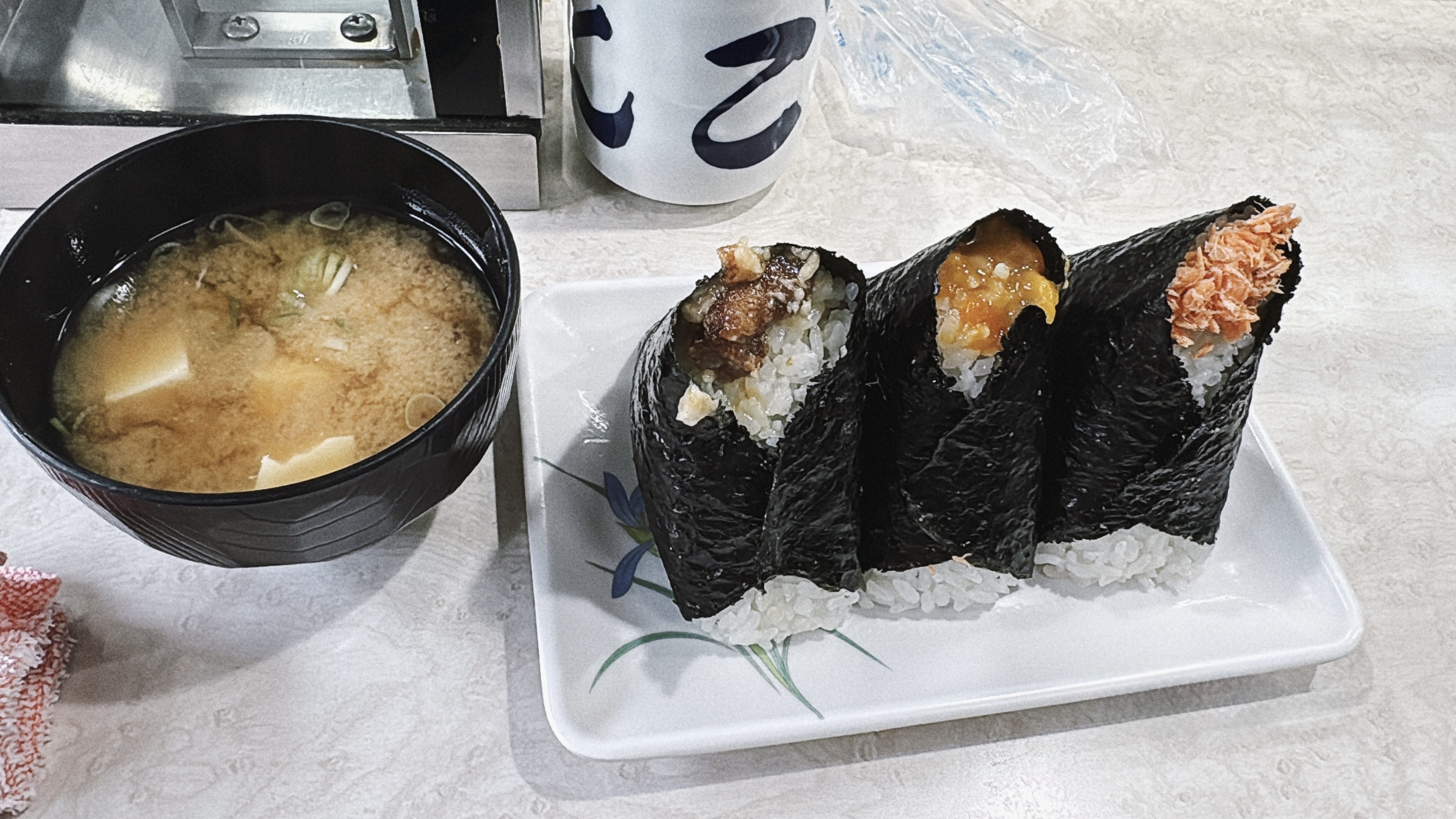 味噌汁とおにぎり三個のセット