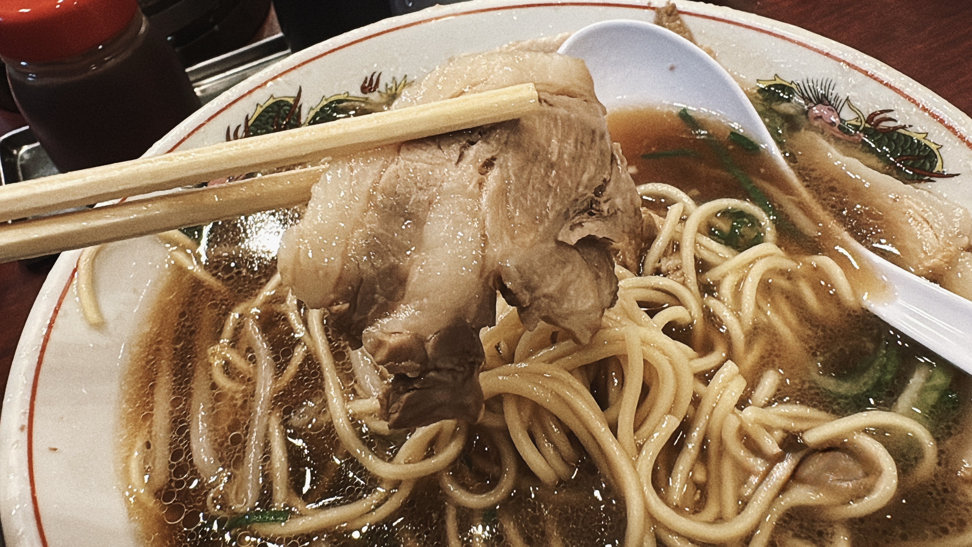 丼いっぱいに敷き詰められた薄切りチャーシューのアップ写真