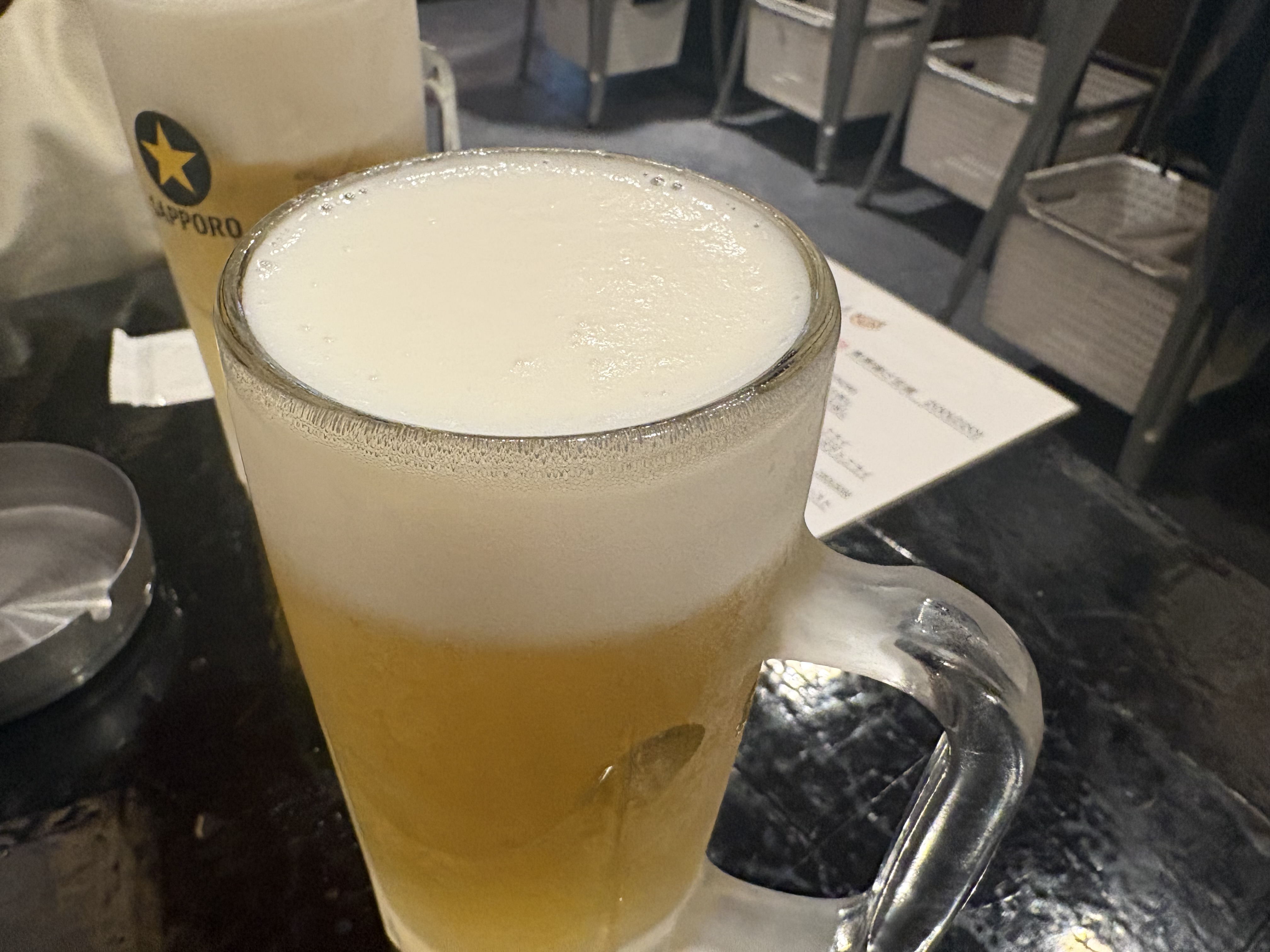 手打ちやきとん まこちゃんで注文したビールの写真