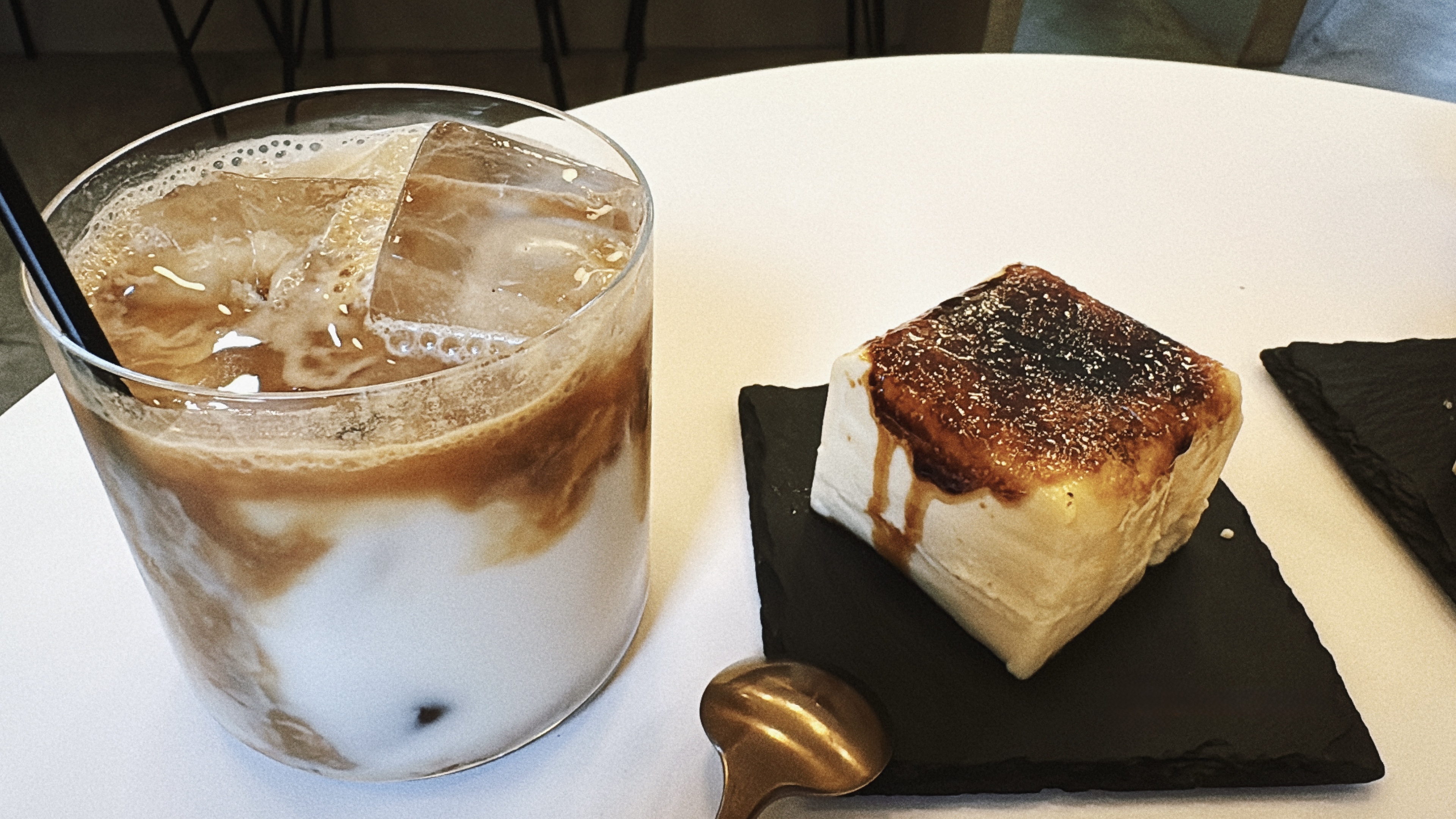 アーモンドミルクとプリンを斜め上から撮影