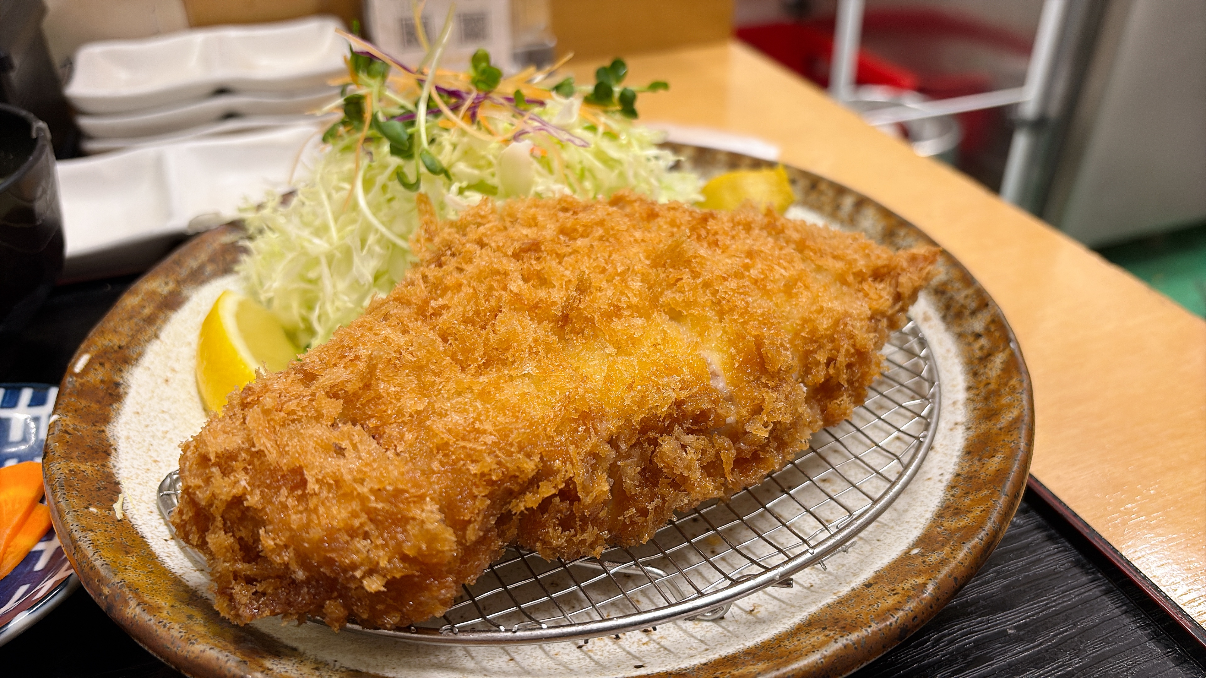 長原駅徒歩3分『とんかつ鉄（くろがね）長原店』上ロースかつ定食を実食レビュー｜塩が主役になる厚切りの満腹感
