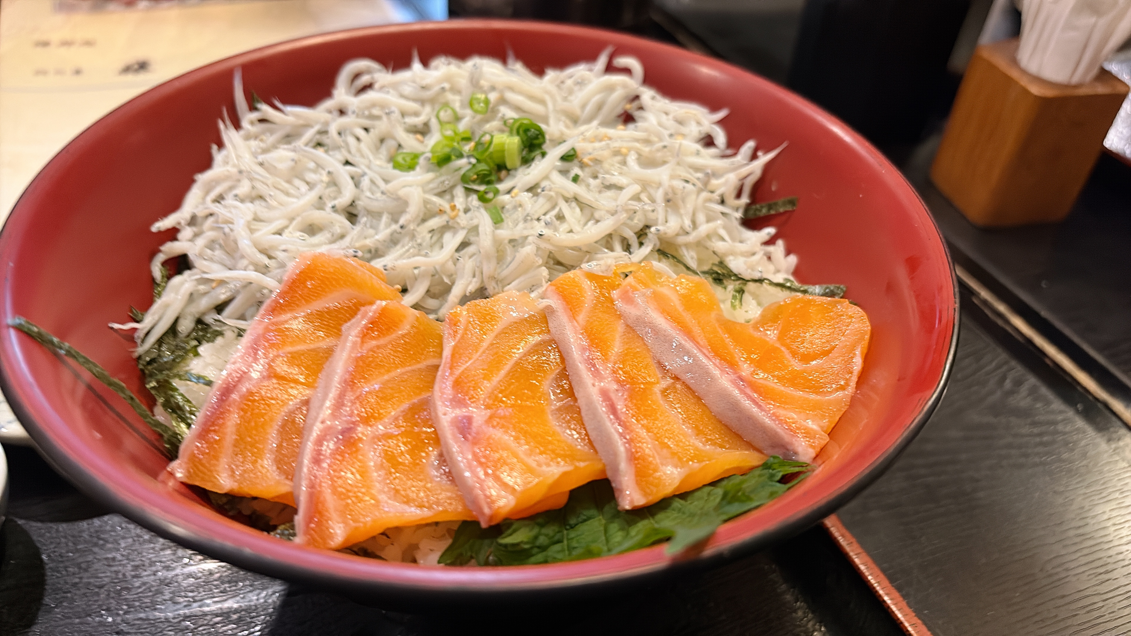 醤油をかける前の二品丼（釜揚げしらすとサーモン）