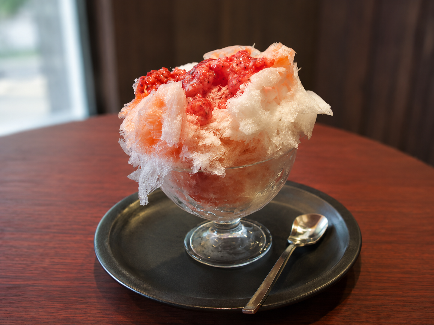 四代目大野屋氷室のいちごミルク。手で形を整えないいびつな盛りが特徴の生氷