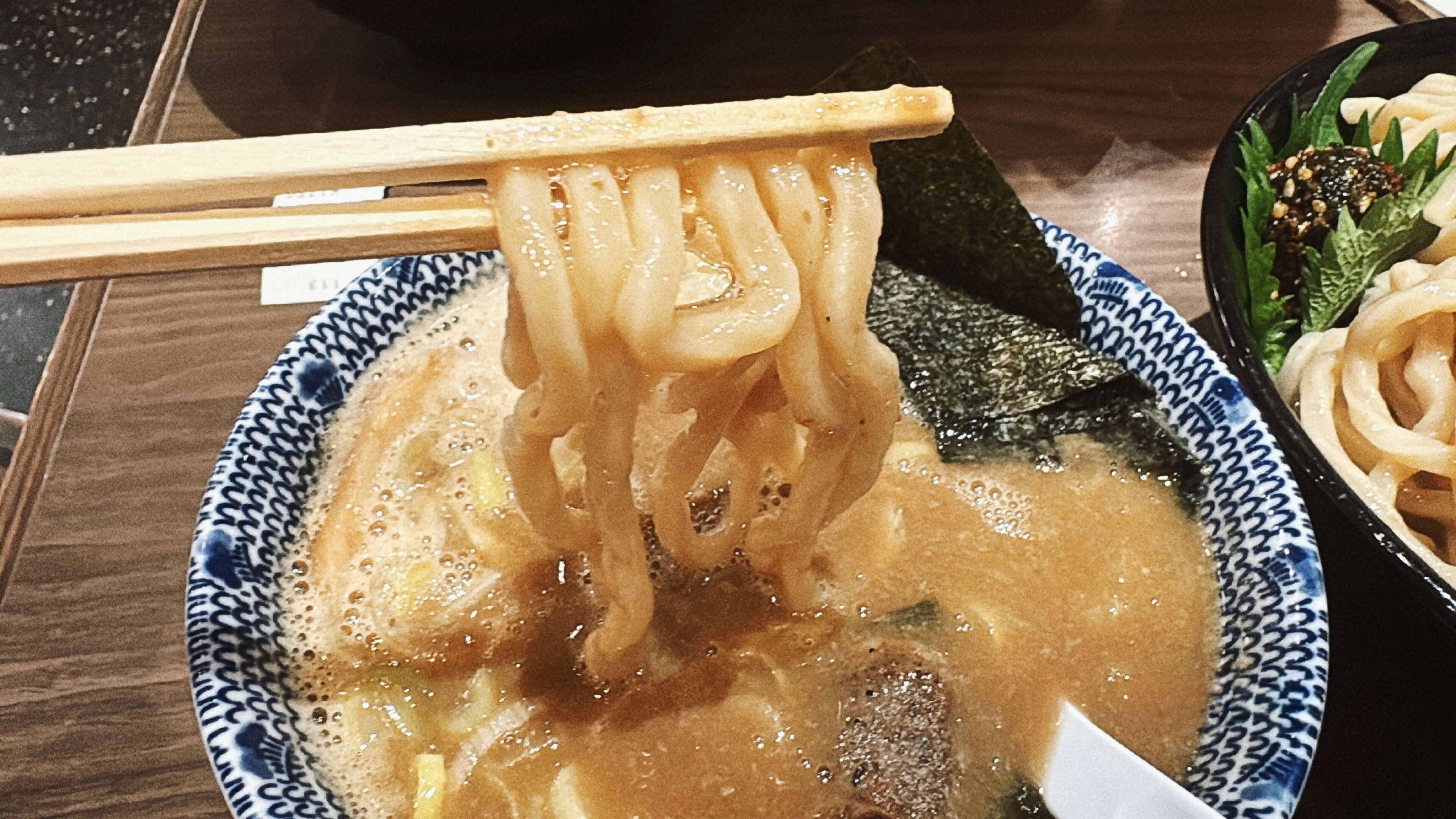 麺をスープに浸した瞬間