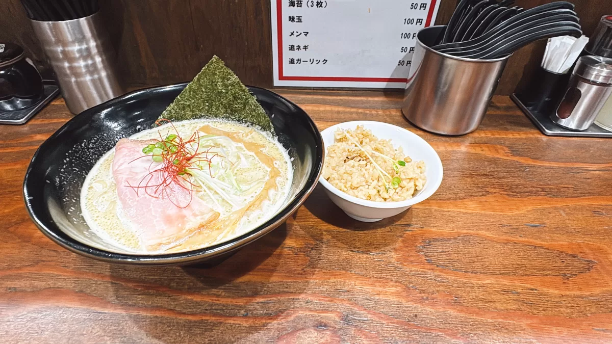 牡蠣そばと貝めしが並んだセット写真