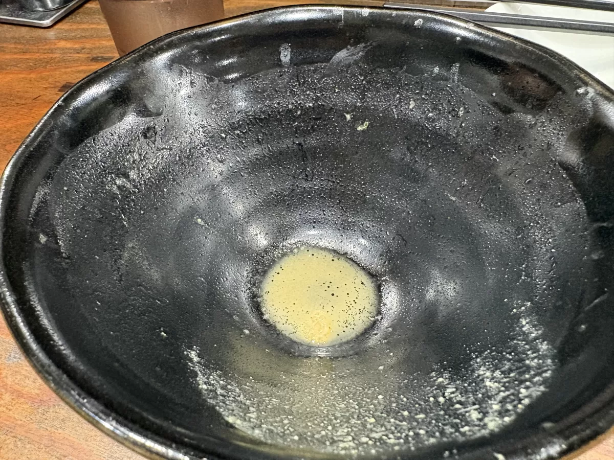 スープを飲み干した後の丼の写真