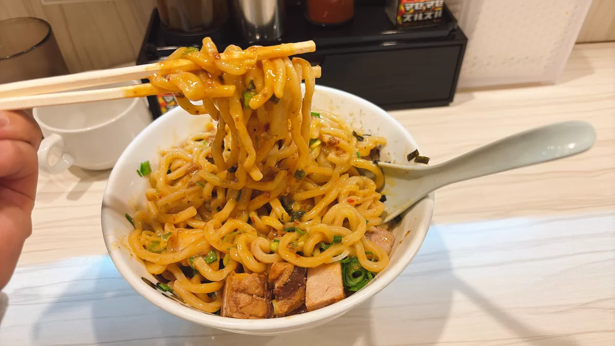 混ぜた後に麺を持ち上げたシーン