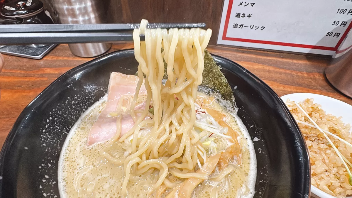 麺を持ち上げた牡蠣そばのアップ写真