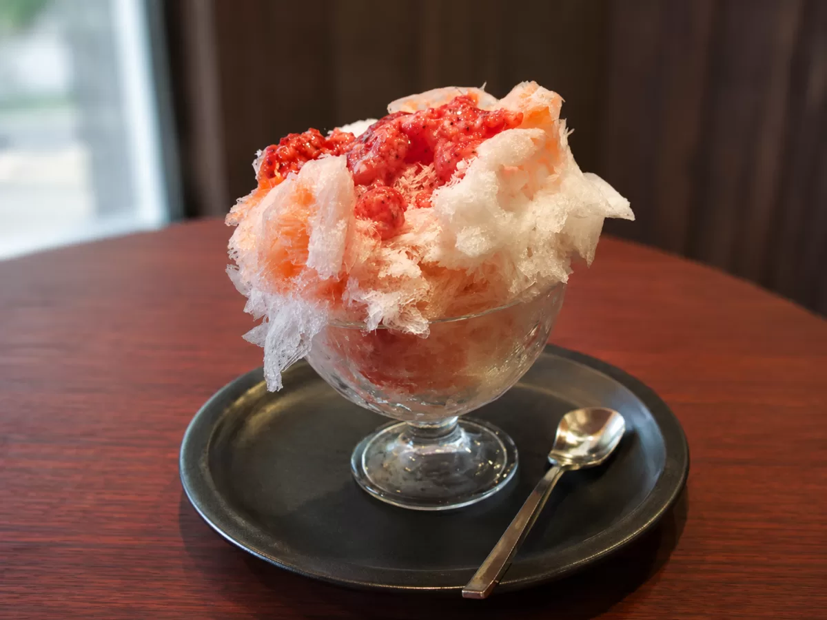 四代目大野屋氷室のいちごミルク。手で形を整えないいびつな盛りが特徴の生氷